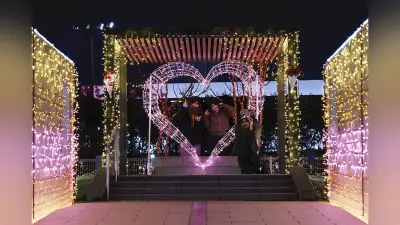 バレンタインにハート形イルミネーションが人気、大阪・泉南りんくう公園でカップルが記念撮影