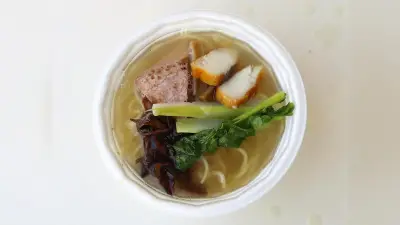 島根県の水産高校生が開発した「シイラーメン」、乾燥骨の上品スープと燻製切り身で地域魚の魅力発信