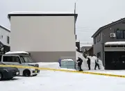 札幌で屋根からの落雪事故、男性3人が生き埋めに 1人意識不明で搬送
