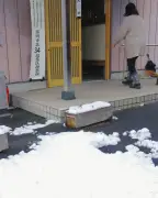 群馬県の衆院選、雪の中での投票に自治体職員らが奮闘