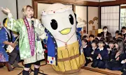 飯坂真尋ちゃんコスプレで「真尋ちゃん音頭」披露 村島会長が春の風物詩に花添える