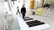 高松駅前に「ピアノ階段」登場、通るとピアノや三味線の音色が響く