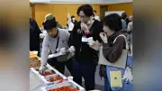 廿日市市でイチゴの祭典開催、来場者が多彩な品種を食べ比べ