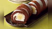 ココアバナナロールケーキの作り方：型なしで簡単、しっとり食感を楽しむ