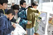 福島県三島町に「みしまガチャ」登場 児童の模擬議会提案で実現 伝統工芸品が当たるカプセルトイ