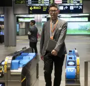 JR西日本が新型顔認証改札機を公開、ICカードとの併用で利便性向上へ