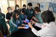 福島・いわき市の植田小学校でSDGs出前講座 児童468人がブラックライトで手洗いの大切さ学ぶ