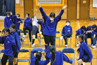 プロダンサーが指導、志木第二中1年生130人が創作ダンスを披露 バッハのフーガから着想