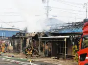 岐阜県羽島市で民家火災、84歳男性が煙吸い込み負傷 長屋3室100平方メートル焼失