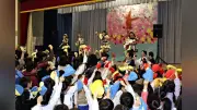 岐阜県発アイドル「蜂蜜★皇帝」が小学校卒業祝いライブ 児童と運動会の思い出を共有