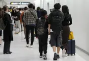 中東情勢悪化で邦人帰国、成田空港に安堵の表情 家族に会いたいと語る