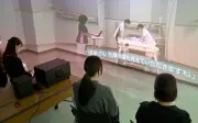 福島医大が臨場感ある看護演習を初実施、教室の壁に映像投影で現場体験を再現