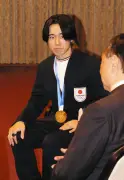 戸塚優斗選手、神奈川県知事に五輪金メダル報告 連覇へ意欲示す