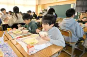 福島県鏡石町の学校給食で「田んぼアート米」を提供、復興のシンボルとして児童に振る舞う