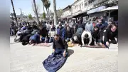 イスラエル、ラマダン中にアルアクサ・モスク入場禁止…路上礼拝の信徒数百人