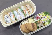 小学生考案の「彩り華やか弁当」商品化 いわき市のスーパーで限定販売