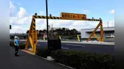 トラック積載の重機が高さ制限ガードに衝突事故多発、和歌山県警が運行前の高さ計測を呼びかけ