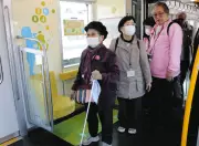 東武鉄道が視覚障害者向け新型車両試乗会を開催 触れて安心のバリアフリー実現