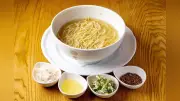 札幌のフレンチ店が提供する純粋な塩ラーメン、自家製鶏ブイヨンと洞爺湖の塩で仕上げ