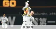 齋藤飛鳥、プロ野球開幕戦で始球式に初挑戦 豪快フォームで場内沸かす