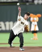 木村葵来が始球式で笑顔　ベッツ影響の丸刈りで「もっと速い球を」