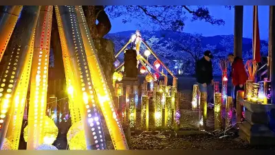 佐賀県基山町の若宮八幡神社、竹灯籠160本が幻想的な光の世界を演出