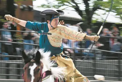浅草流鏑馬が隅田公園で開催、1万6000人を魅了する迫力の馬上射撃