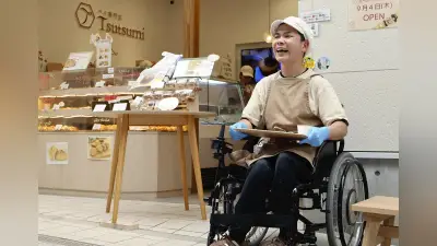車いすの19歳がパイ専門店で接客に挑戦 愛媛・道後商店街で夢を実現