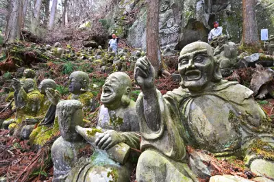 小野町・東堂山満福寺の個性豊かな羅漢像522体、昭和のプロジェクトで全国から奉納が相次ぐ