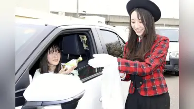 愛知県警が「ちゃ（茶）んと締めよう」で交通安全啓発 お茶配りでシートベルト着用呼びかけ