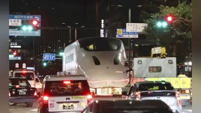 熊本地震被災の九州新幹線「つばめ」、博多港からＪＲ博多駅へトレーラーで輸送