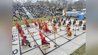 山形・天童市で伝統の人間将棋開催、女流棋士２人の熱戦に約４万６０００人が熱狂