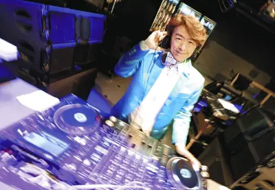 DJ OSSHY、還暦を迎え44年のキャリア 安心・安全・健康的なディスコの魅力を語る