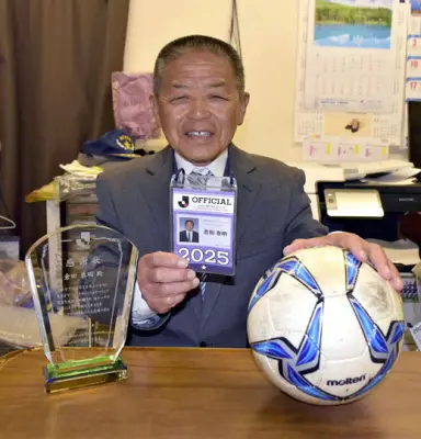 倉田泰明さんがJリーグマッチコミッショナーを退任、12年間の功績に感謝状のクリスタル贈呈