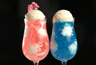 新宿の隠れ家カフェ「No.13cafe」、青空と雲のフルクリームソーダが人気