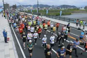 ぎふ清流ハーフマラソン、長良川沿い1万人が疾走 優勝はケニア選手