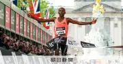 男子マラソンで世界新記録、サウェが初の2時間切り 1時間59分30秒
