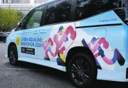 ちばアクアラインマラソン2026をPR、ラッピングカーが県庁でお披露目