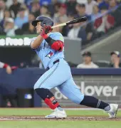 岡本が逆転の2点適時打、村上は3四球 菊池が緊急降板 MLB