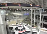 東証午前終値5万6357円、原油高騰で景気悪化懸念が売り優勢に