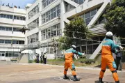 立川市で多摩直下地震想定の救出訓練 警察官ら60人が屋上からけが人搬送
