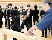 AQグループ入社式で新社会人がカンナ削り体験 匠の心を学び決意新たに