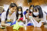 マニラで折り鶴イベント 広島の禎子さんの思い継ぎ平和祈る