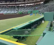 甲子園球場、カメラマン席に転落防止ネット設置　選手の安全確保へ