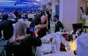 発砲音で一変した夕食会、トランプ氏退避 ホワイトハウス記者会主催イベント