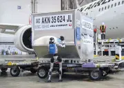 日航、人型ロボットで空港荷物運搬の実証実験　国内初の試み