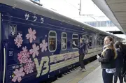 ウクライナ鉄道に桜列車が登場、日本の協力で実現
