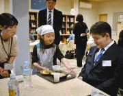 豊島区で児童が食堂スタッフ体験 新入社員も初心に返る接客を学ぶ
