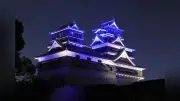 熊本城が青色ライトアップ 自閉症啓発と復興の願い込め