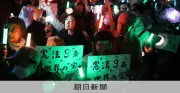 国会前デモで光るペンライトの緊急アクション、参加者が語る平和への思い